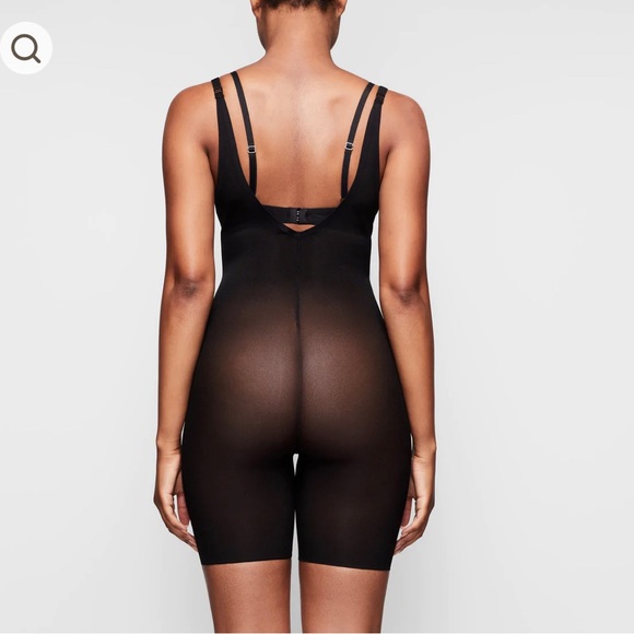 Skims - Picture 7 of 8